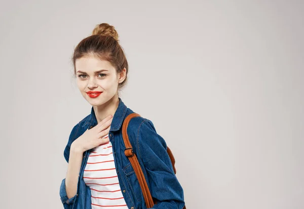 Mulher bonita na moda roupas mochila lábios vermelhos estudante — Fotografia de Stock