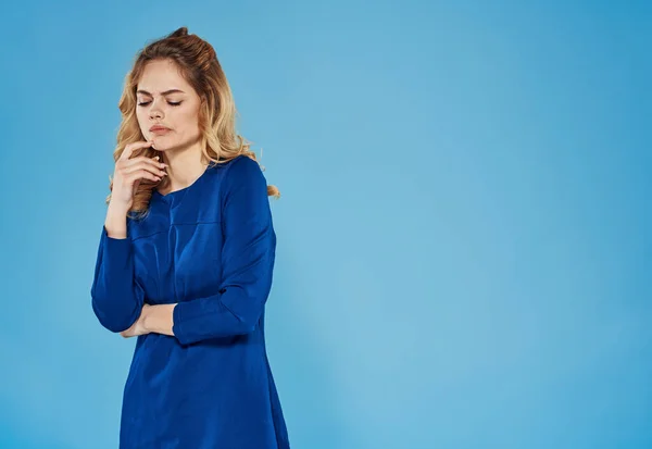 Elegante blonde Frau im blauen Kleid abgeschnitten Ansicht Studio-Lifestyle — Stockfoto