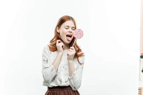 Alegre Mujer Emocional Sosteniendo Piruleta Foto Alta Calidad —  Fotos de Stock