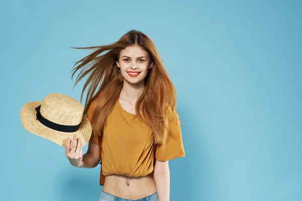 Pretty kobieta plecak kapelusz moda styl życia lato styl — Zdjęcie stockowe