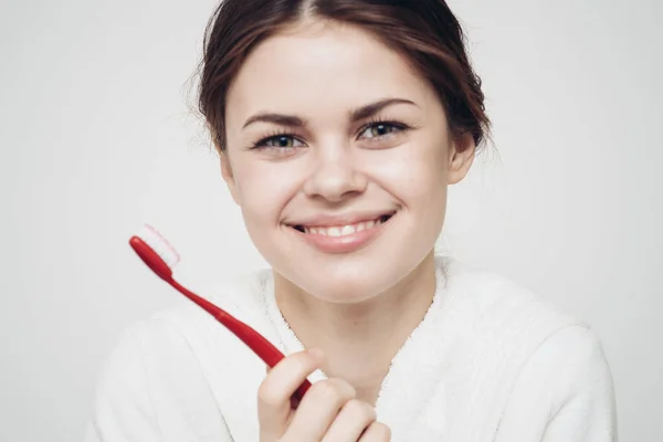 Mulher barata em roupão branco escova de dentes higiene no close-up manhã — Fotografia de Stock