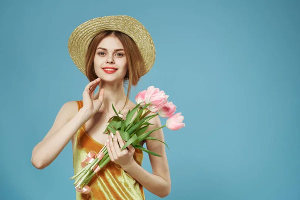 Mulher alegre em um buquê de chapéu flores feriado presente charme azul fundo — Fotografia de Stock