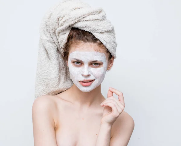 Csinos nő csupasz vállak báj arc maszk tiszta bőr vágott kilátás — Stock Fotó