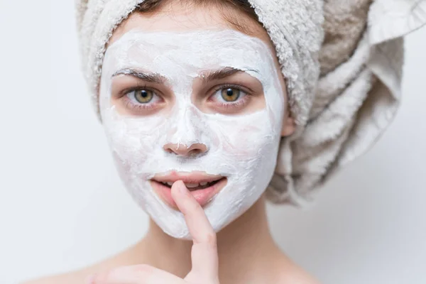 Bonita mujer con toalla de hombros desnudos en la cabeza mascarilla cuidado de la piel de cerca —  Fotos de Stock