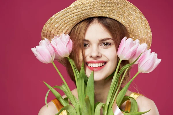 Bonita mulher buquê flores feriado mulheres dia rosa fundo — Fotografia de Stock