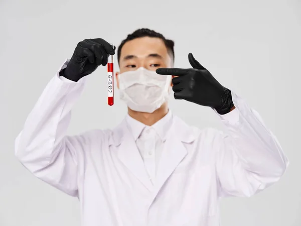 Mužský asijský vzhled protektor oblek černá covid-19 rukavice — Stock fotografie