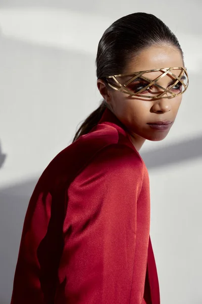 Mujer en una chaqueta roja con un accesorio en forma de gafas en la cara — Foto de Stock