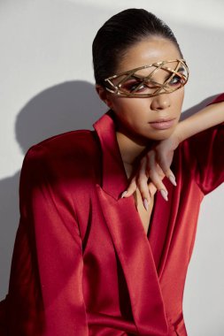 Kırmızı ceketli çekici bayan başka bir kızgın ve mücevher saklıyor.