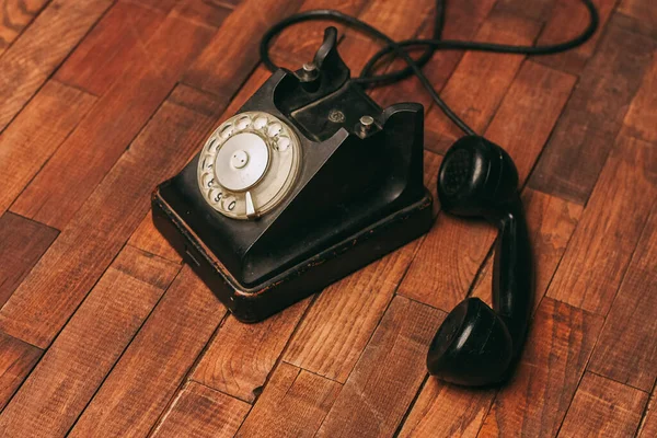 Retro telefon teknolojisi antika iletişim nostaljisi ahşap zemin — Stok fotoğraf