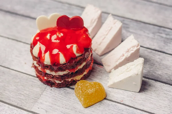 Kaka röd sammet marmelad sötsaker dessert för te — Stockfoto