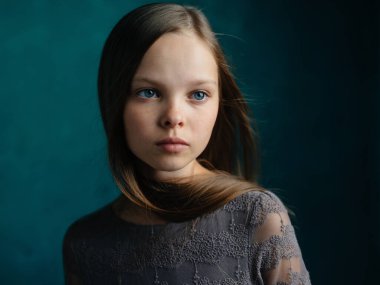 Gri elbiseli güzel kız gevşek saç modeli portresi yakın plan kırpılmış manzara