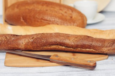 Masada taze pişmiş yiyecekler, mutfak bacakları kahvaltı diyeti