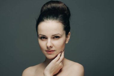 Güzel bir kadın çıplak omuzlar ve açık tenli bir cazibe.