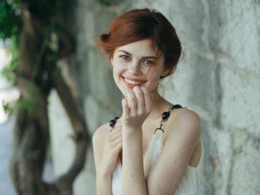 Neşeli ve çekici bir kadın. Lüks model. Açık hava cazibesi. 