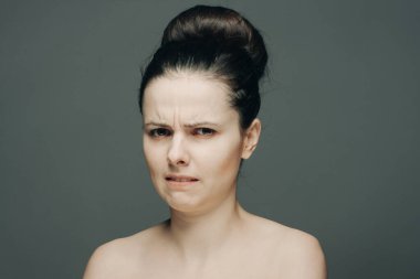 Egzersiz Çıplak Omuz Toplanmış Saç Hoşnutsuzluğu