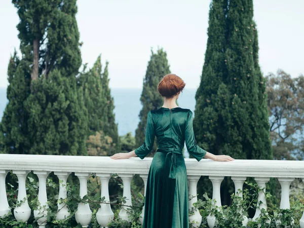 Mulher vestido verde arquitetura romance vista traseira — Fotografia de Stock