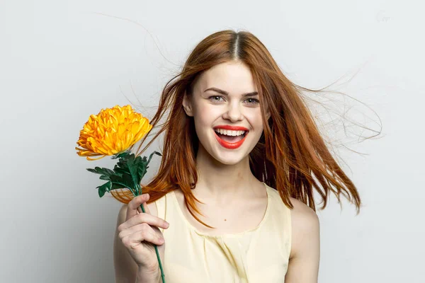 Mulher sorridente com grande flor amarela em mãos emoções alegria — Fotografia de Stock