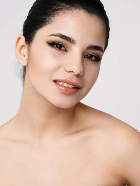 Smiling brunette face makeup glamor naked shoulders close-up — Stock Photo, Image