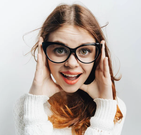 Mulher usando óculos em branco suéter charme cosméticos closeup moda — Fotografia de Stock