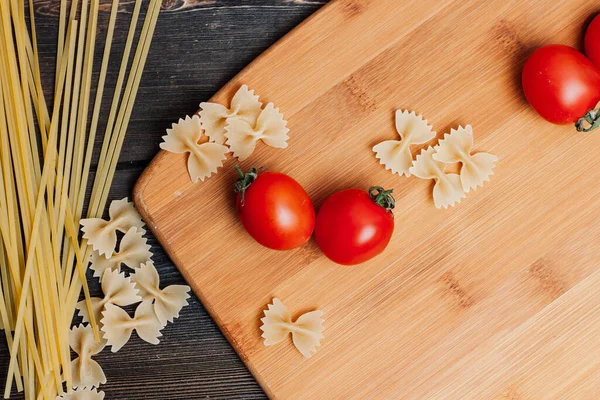 Italiaanse pasta pasta kerstomaten koken Italiaanse gerechten — Stockfoto