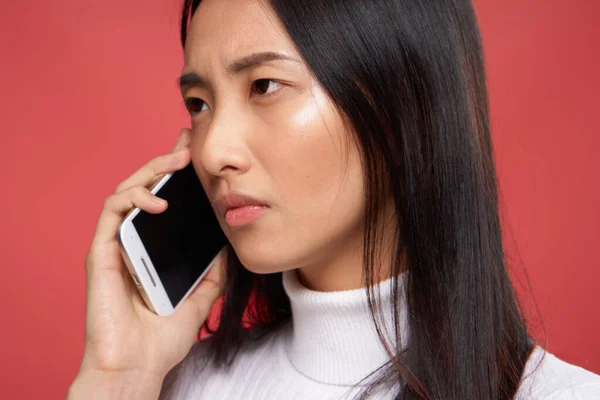 Женщина азиатской внешности с телефоном стиль жизни студии крупным планом технологии — стоковое фото