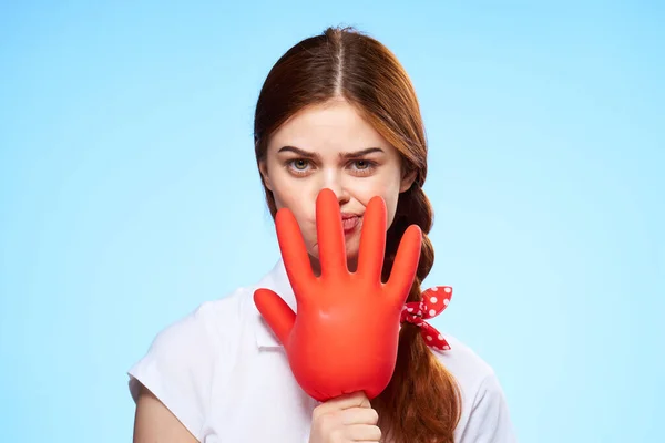 Emotionale Frau mit Gummihandschuh in der Hand Lifestylepflege zu Hause blauer Hintergrund — Stockfoto