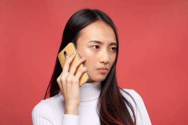 Güzel esmer telefon iletişim teknolojisi kırmızı arka plan modeli