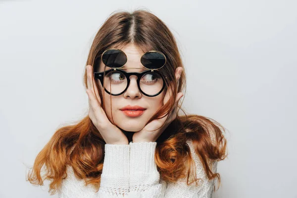 Mulher bonita em suéter branco moda óculos estúdio atraente cabelo — Fotografia de Stock