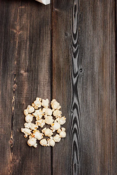 Popcorn su un tavolo di legno godimento riposo pasto spuntino — Foto Stock