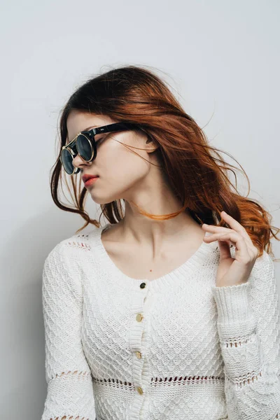 Mulher ruiva usando óculos de sol camisola branca moda estilo moderno — Fotografia de Stock