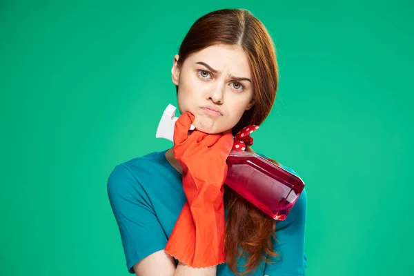 Putzfrau mit Waschmittel Gummihandschuhe Service grünen Hintergrund — Stockfoto