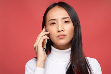 Ulusal kadın telefon teknolojisi konuşuyor. Stüdyo kırmızı izole arka plan.