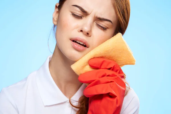 Mulher de camisa branca usando luvas de borracha serviço de limpeza — Fotografia de Stock