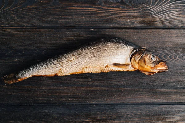 Peixe seco encontra-se em uma mesa de madeira vista superior textura — Fotografia de Stock