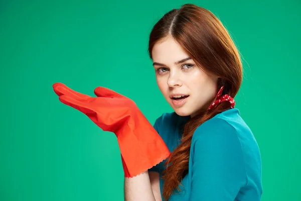 Домохозяйка резиновые перчатки эмоции очистки зеленый фон — стоковое фото