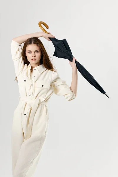 Mulher atraente em terno branco com guarda-chuva em mãos proteção contra chuva luz de fundo — Fotografia de Stock