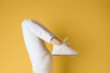 Ters kadın bacakları spor ayakkabıları moda stüdyo tarzı sokak tarzı.