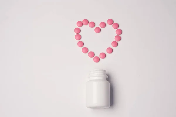 Λευκό βάζο με χάπια σε ένα ελαφρύ φόντο κορυφή δείτε το φάρμακο για την υγεία βιταμίνες — Φωτογραφία Αρχείου