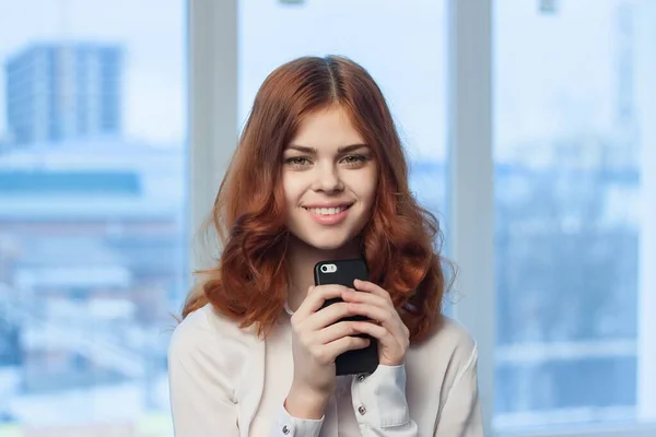 Geschäftsfrau telefoniert im Büro mit Profis — Stockfoto