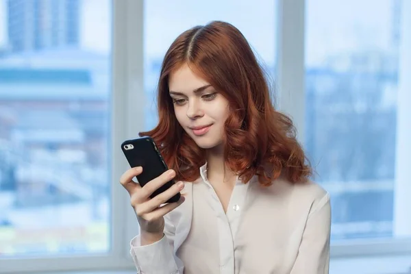 Mujer de negocios con teléfono en las manos comunicando tecnología oficial de la oficina — Foto de Stock