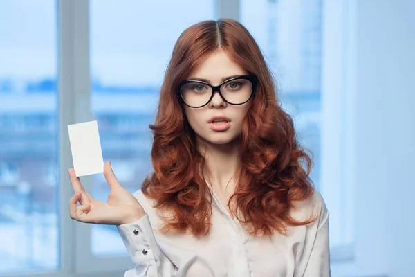 Allegra donna dai capelli rossi con un biglietto da visita in mano Office Copy Space manager — Foto Stock