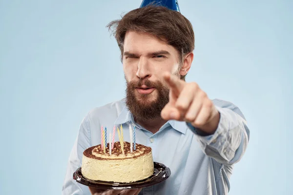 Un hombre solitario con una camisa y un pastel en la mano celebra su cumpleaños — Foto de Stock