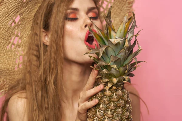 Kvinna i strand hatt ananas exotiska baddräkt rosa bakgrund — Stockfoto