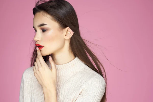 Morena bonita em uma camisola branca lábios vermelhos atraente olhar rosa fundo — Fotografia de Stock