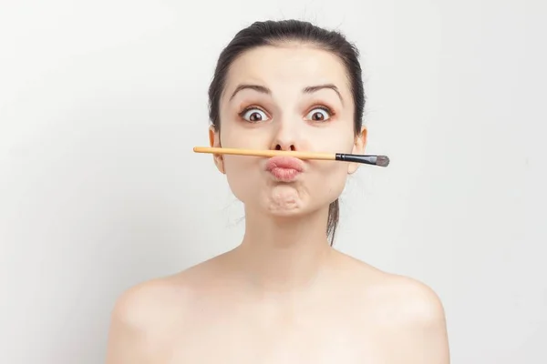 Mulher com ombros nus com maquiagem no rosto cuidados da pele creme rejuvenescimento — Fotografia de Stock