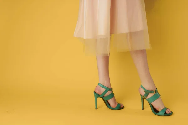 Женские ноги зеленые туфли элегантный стиль модные туфли желтый фон — стоковое фото