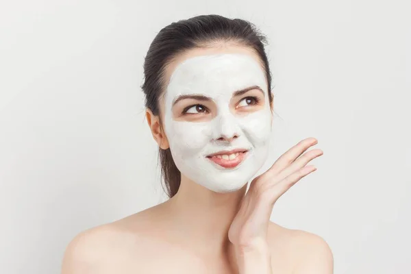 Mujer con hombros desnudos con maquillaje en la cara crema para el cuidado de la piel rejuvenecimiento —  Fotos de Stock