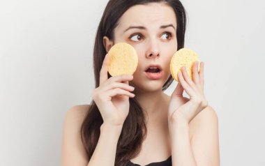 Diri esmer, çıplak omuzlu, hijyen, cilt temizliği, yakın plan.