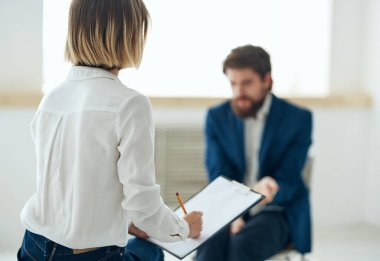 Psikolog danışmanlık teşhisinde duygusal bir adam. 