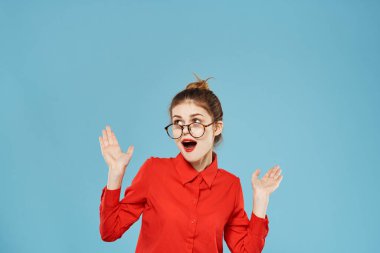 Kadınlar zarif stil kırmızı gömlek resmi mavi arkaplan